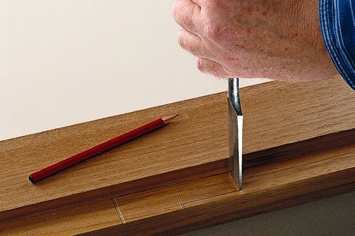 Stemjern: Strek opp etter hengselet, der det skal sitte. Hugg stemjernet like langt ned som hengselet er tykt. Hugg 1-2 mm innenfor kanten på tvers av årene. Stemjern: Strek opp etter hengselet, der det skal sitte. Hugg stemjernet like langt ned som hengselet er tykt. Hugg 1-2 mm innenfor kanten på tvers av årene.